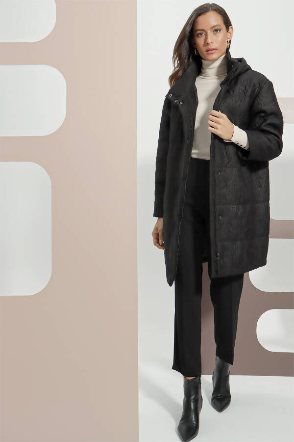 Siyah Kapitone Desenli Kapüşonlu Mont - 1