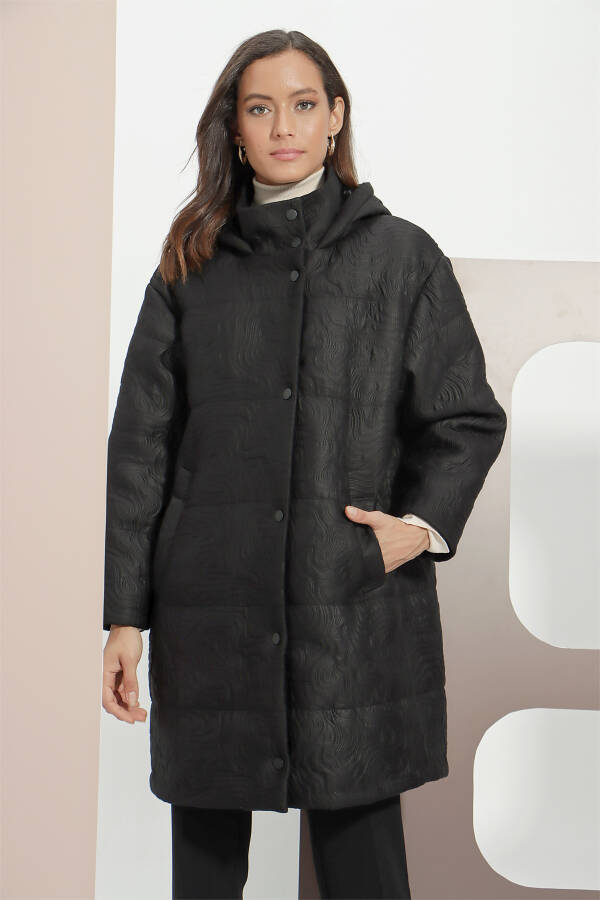 Siyah Kapitone Desenli Kapüşonlu Mont - 2