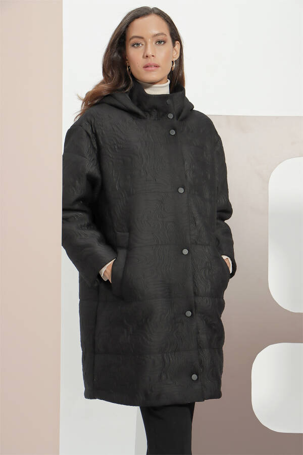 Siyah Kapitone Desenli Kapüşonlu Mont - 4