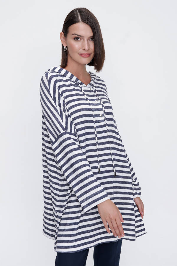 Beyaz Kapüşonlu Örme Tunik - 2