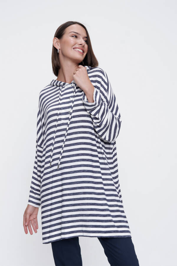 Beyaz Kapüşonlu Örme Tunik - 5