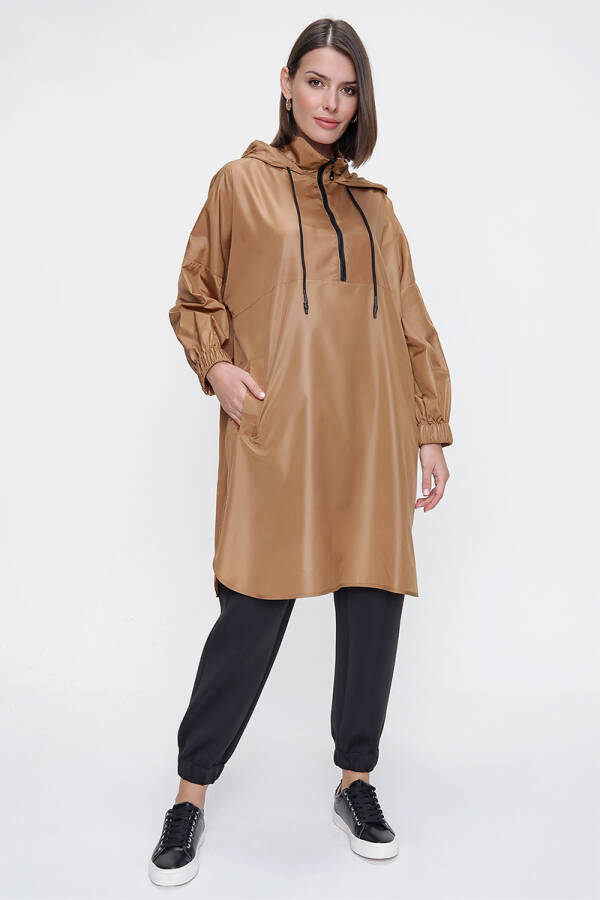 Camel Kapüşonlu Üstten Giyilen Yağmurluk - 1