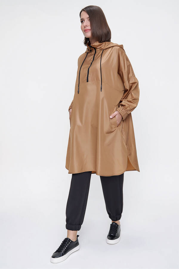 Camel Kapüşonlu Üstten Giyilen Yağmurluk - 4