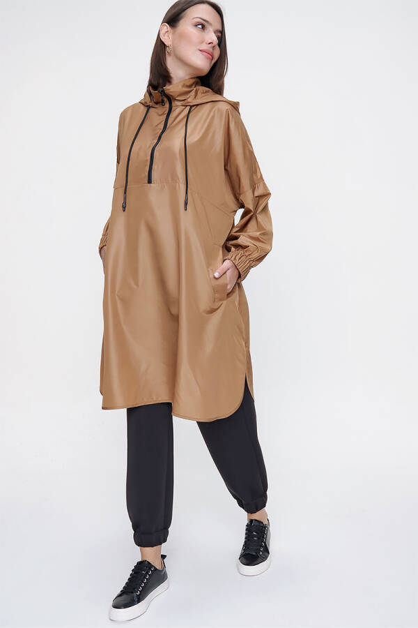 Camel Kapüşonlu Üstten Giyilen Yağmurluk - 5