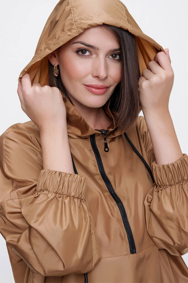 Camel Kapüşonlu Üstten Giyilen Yağmurluk - 6