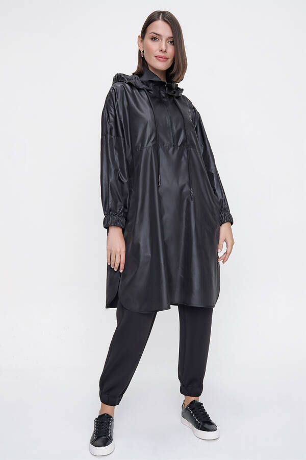 Siyah Kapüşonlu Üstten Giyilen Yağmurluk - 2