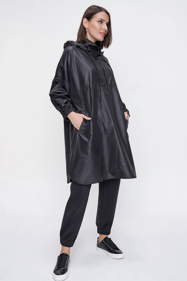 Siyah Kapüşonlu Üstten Giyilen Yağmurluk - 3