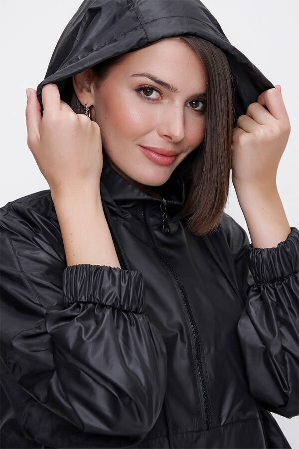 Siyah Kapüşonlu Üstten Giyilen Yağmurluk - 6