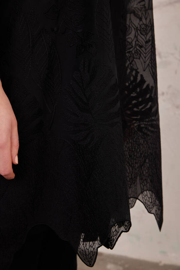 Siyah Kumaşı İşlemeli Rahat Kesim Kap - 6