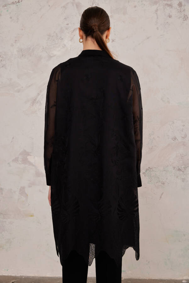 Siyah Kumaşı İşlemeli Rahat Kesim Kap - 7