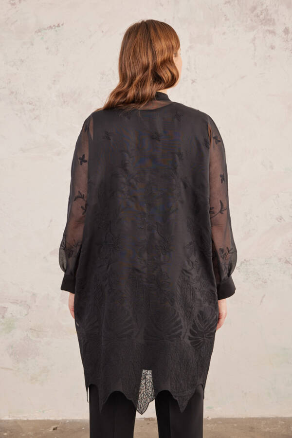 Siyah Kumaşı İşlemeli Rahat Kesim Kap - 5