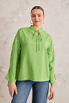 Yeşil Bağcık Detaylı Bluz 
