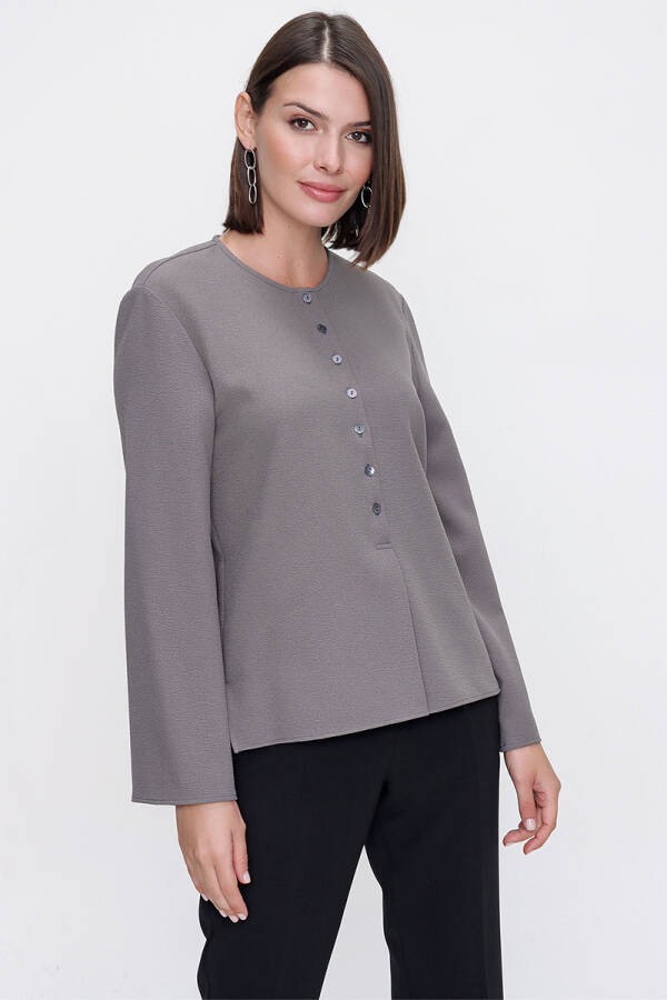 Gri Rahat Kesim Yarım Patlı Bluz - 2