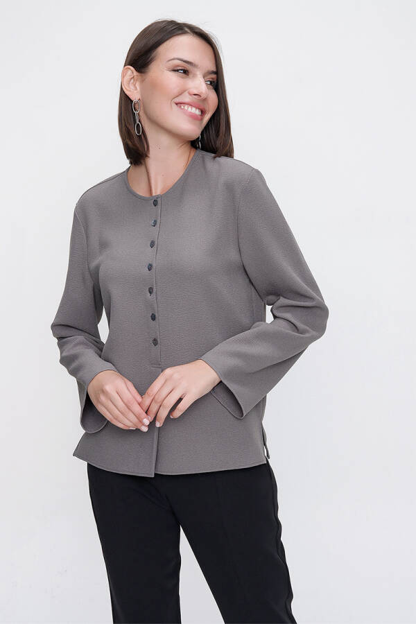 Gri Rahat Kesim Yarım Patlı Bluz - 3