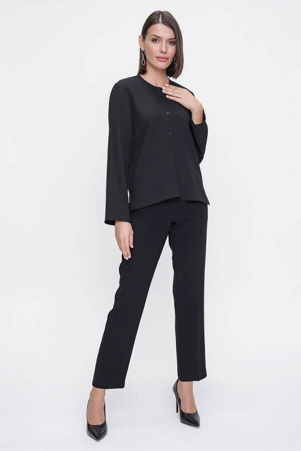 Siyah Rahat Kesim Yarım Patlı Bluz - 1