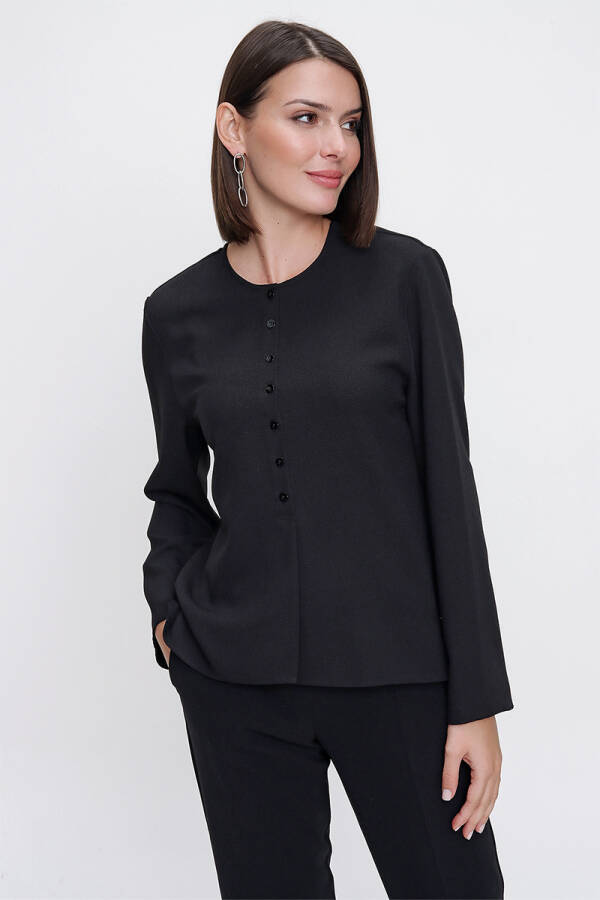 Siyah Rahat Kesim Yarım Patlı Bluz - 2