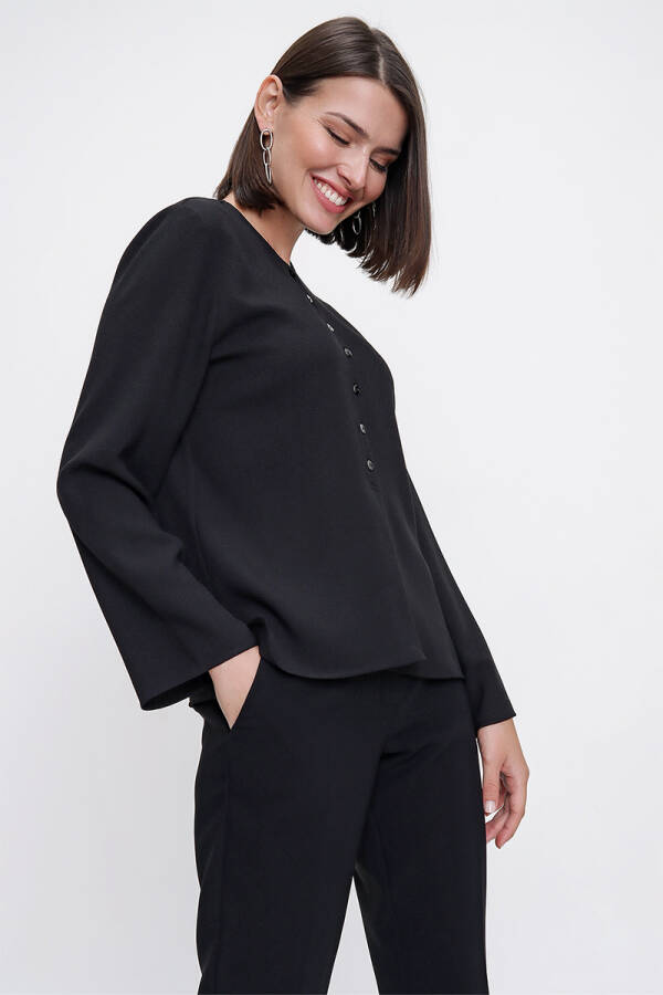 Siyah Rahat Kesim Yarım Patlı Bluz - 3