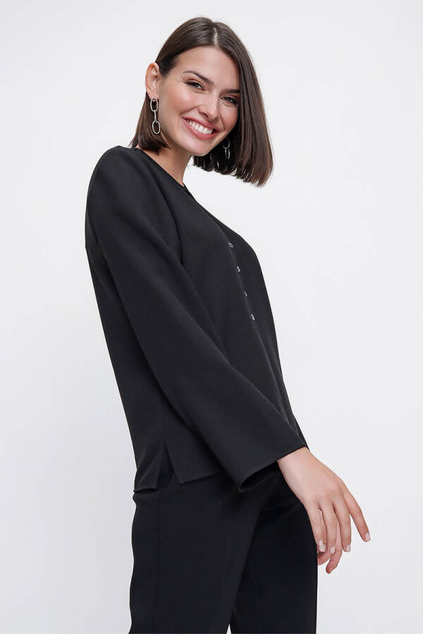 Siyah Rahat Kesim Yarım Patlı Bluz - 4