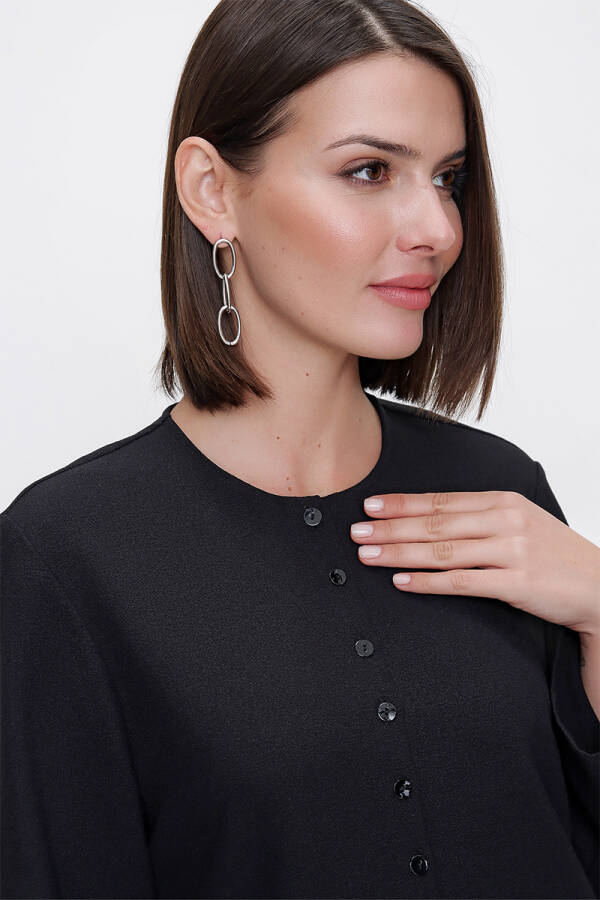 Siyah Rahat Kesim Yarım Patlı Bluz - 5