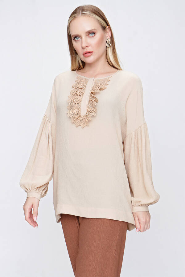 Bej Patı Dantel Detaylı Bluz - 2