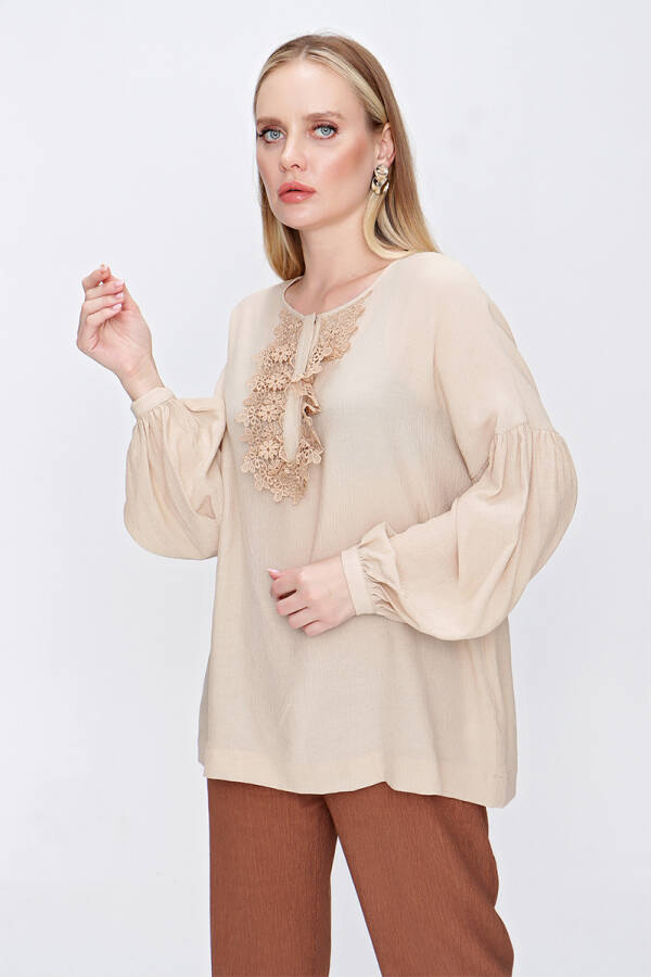 Bej Patı Dantel Detaylı Bluz - 3