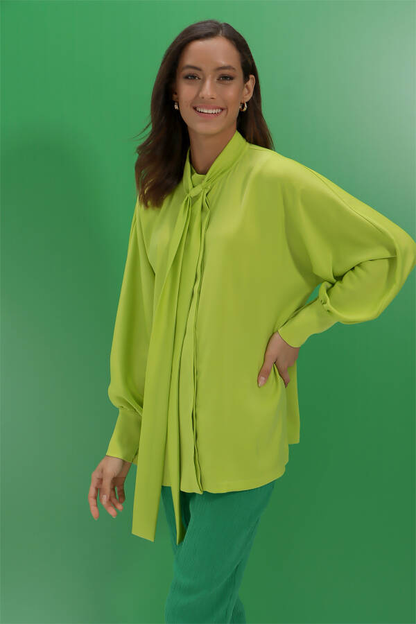 Yeşil Yakası Bağcıklı Bluz - 2