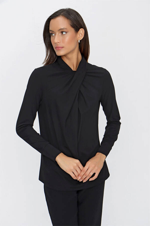 Siyah Yakası Drape Detaylı Örme Bluz - 2