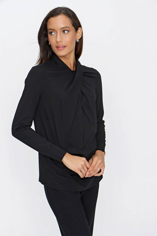 Siyah Yakası Drape Detaylı Örme Bluz - 4