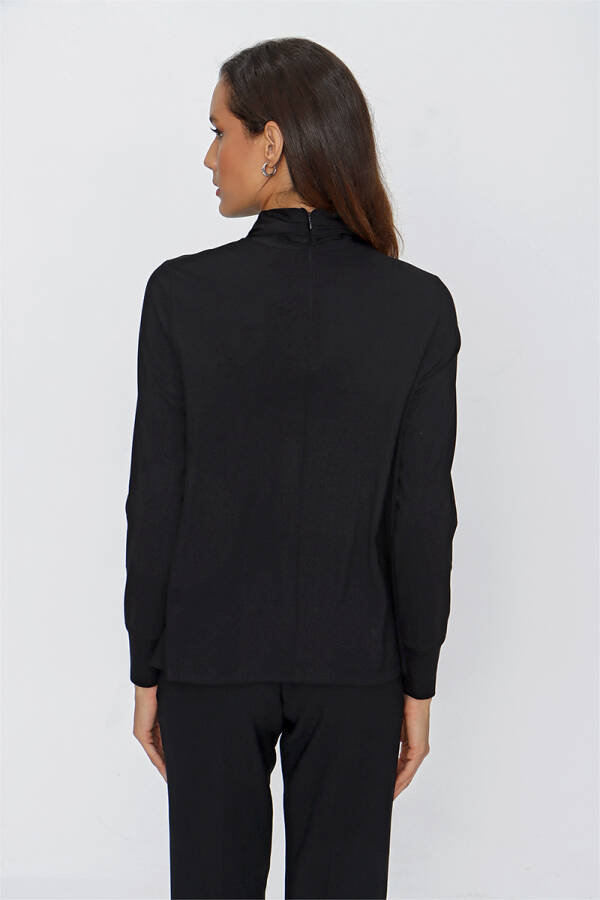 Siyah Yakası Drape Detaylı Örme Bluz - 6