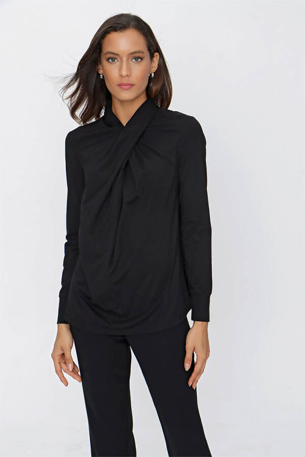 Siyah Yakası Drape Detaylı Örme Bluz - 1