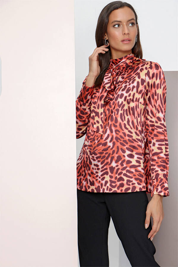 Taba Yakası Fırfırlı Leopar Bluz - 2