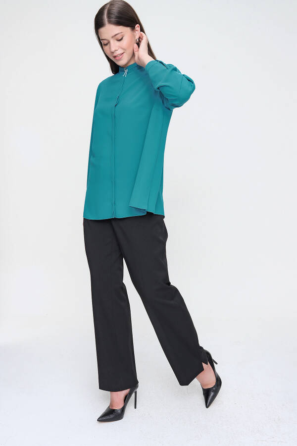 Petrol Hakim Yaka İşlemeli Bluz - 2