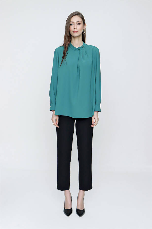 Yeşil Hakim Yaka İşlemeli Bluz - 1