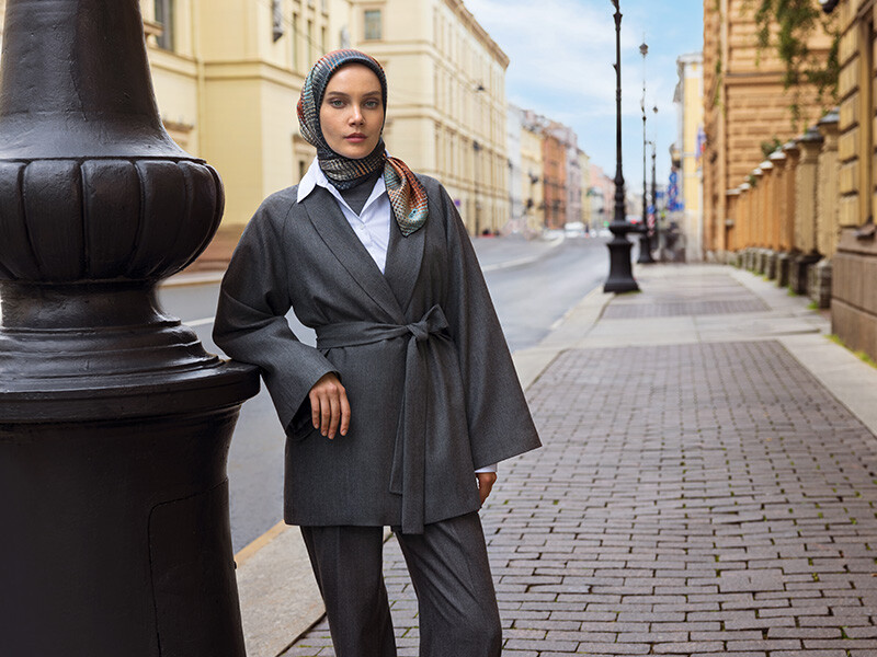 Gri Elbiseye Hangi Renk Eşarp Gider?