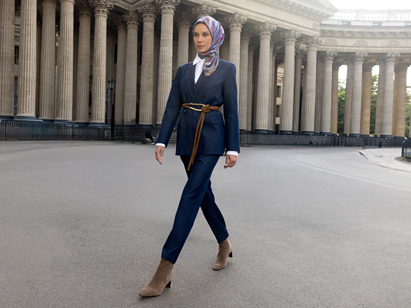 Lacivert Elbiseye Hangi Renk Eşarp Gider?