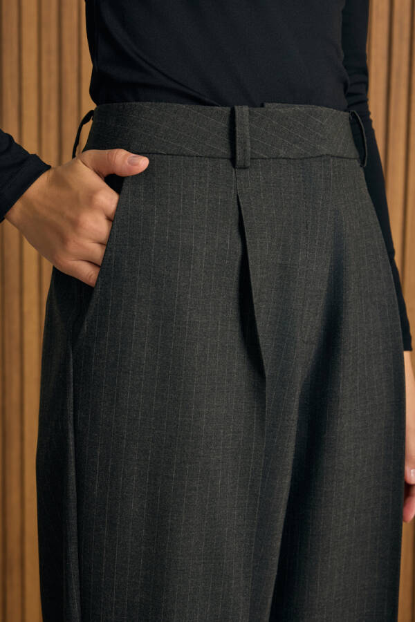 Antrasit Çizgili Pileli Pantolon - 3