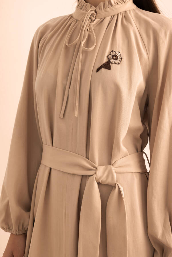 Bej Kemeri Düğme Detaylı Tencel Cotton Elbise - 5