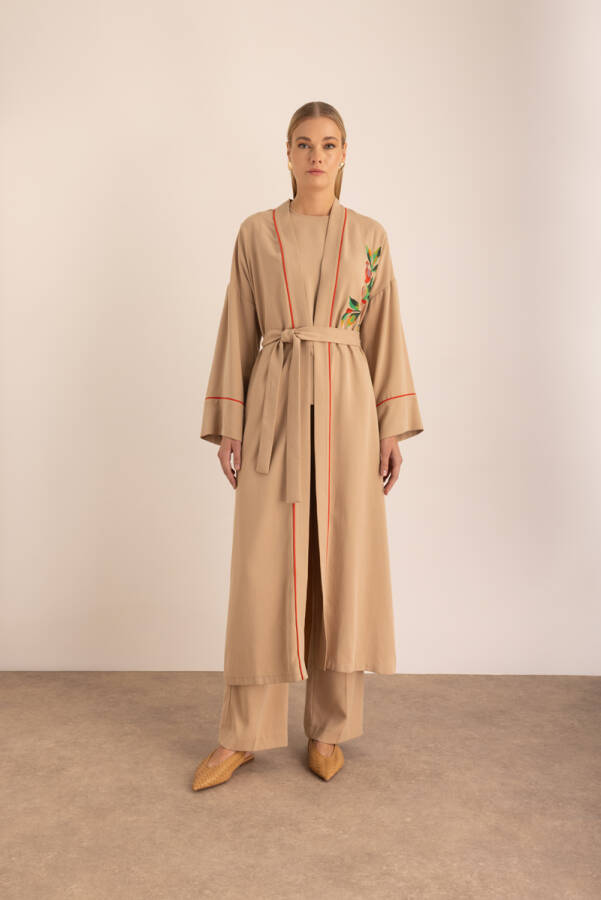 Bej Kontrast Biyeli Nakış Detaylı Kuşaklı Tencel Kimono - 1