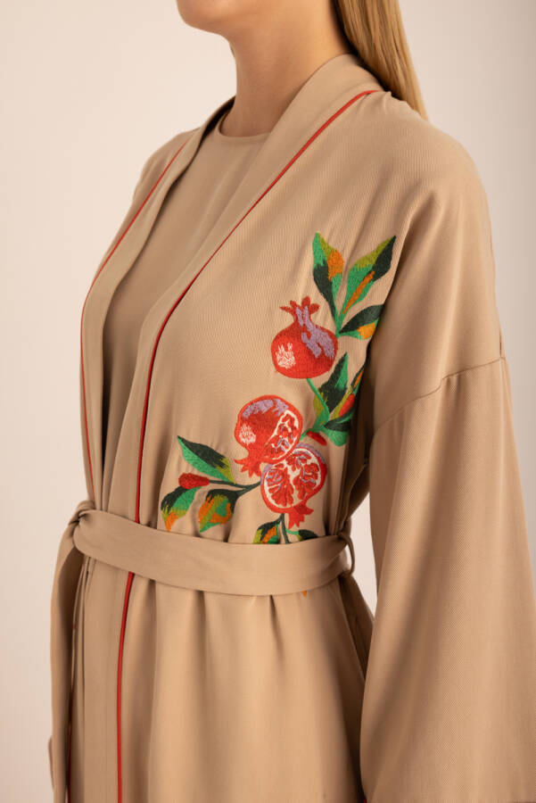 Bej Kontrast Biyeli Nakış Detaylı Kuşaklı Tencel Kimono - 3