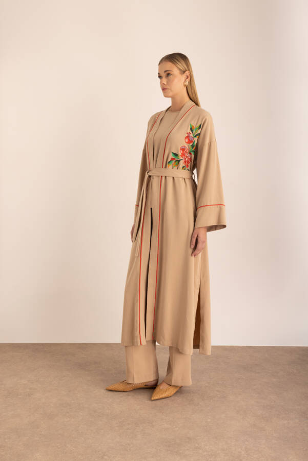 Bej Kontrast Biyeli Nakış Detaylı Kuşaklı Tencel Kimono - 4