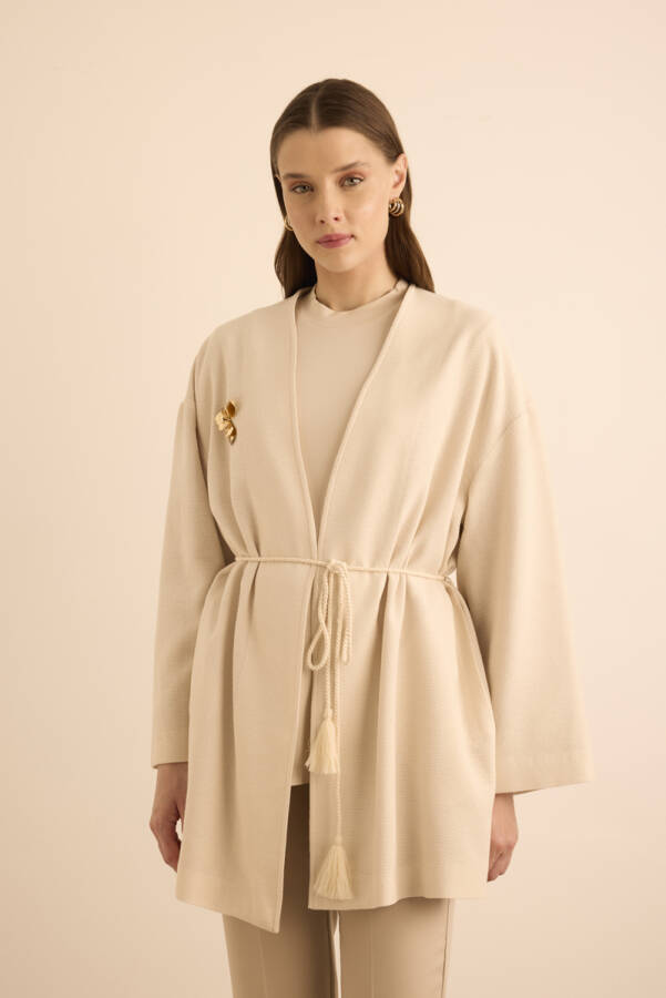 Bej Metal Broşlu Beli Kordon Bağcıklı Kap - 1