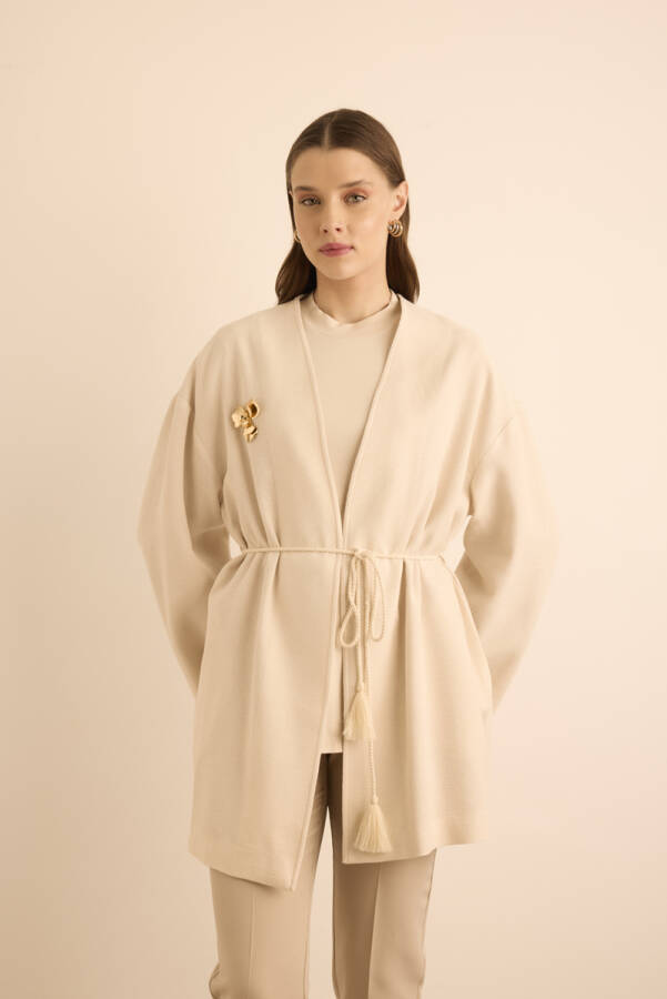 Bej Metal Broşlu Beli Kordon Bağcıklı Kap - 2