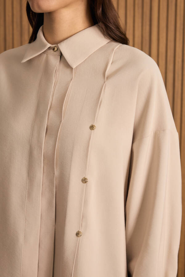 Bej Pileli Metal Logolu Bluz - 4