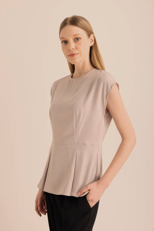 Bej Pili Detaylı Kolsuz Bluz - 2