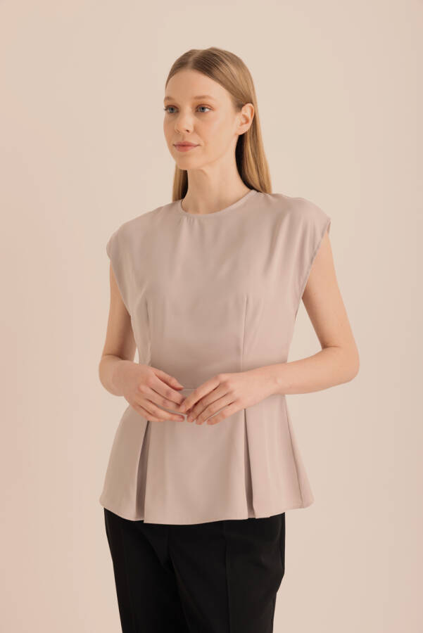 Bej Pili Detaylı Kolsuz Bluz - Aker