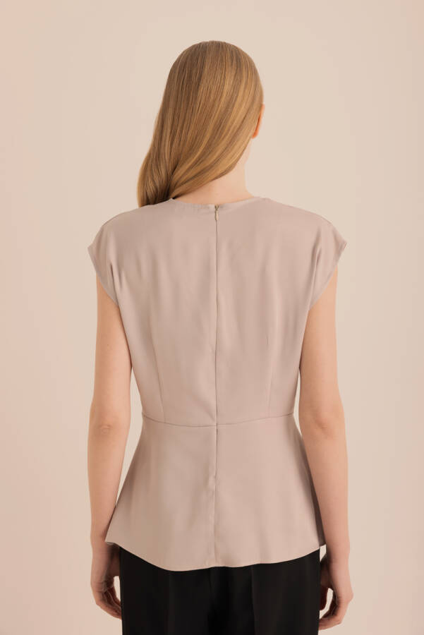 Bej Pili Detaylı Kolsuz Bluz - 6