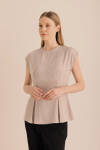 Bej Pili Detaylı Kolsuz Bluz 
