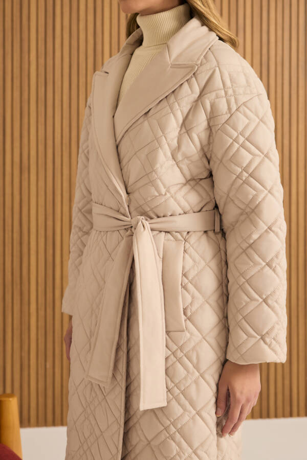 Bej Seyyar Kuşaklı Kapitone Mont - 5