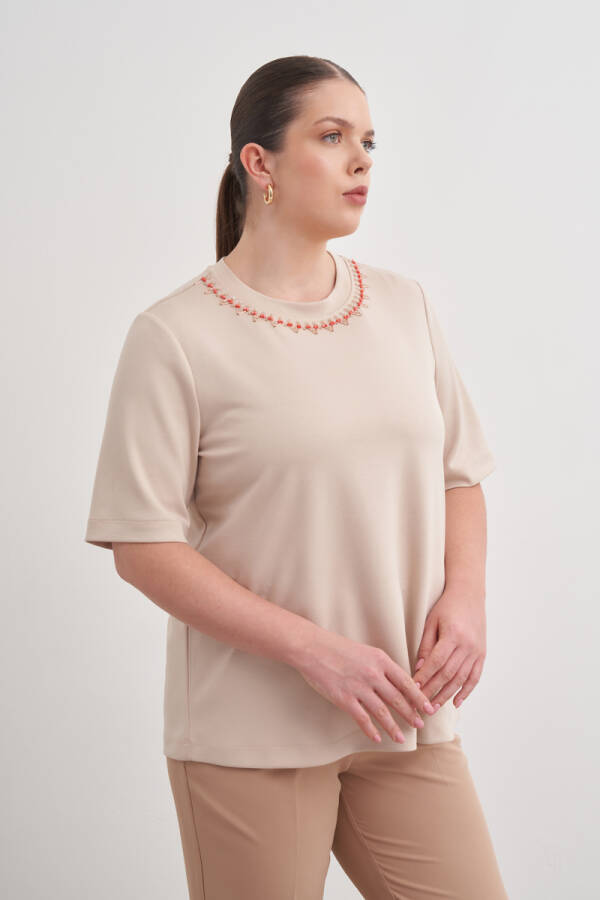 Bej Yakası İşlemeli Örme Kısa Kollu Bluz - Aker (1)
