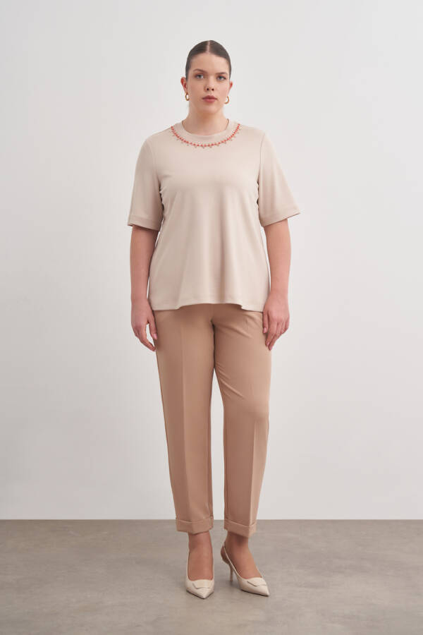 Bej Yakası İşlemeli Örme Kısa Kollu Bluz - 4